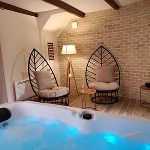Hébergement de vacances Jacuzzi Privatif Dans Maison De Village Au Calme, Flaviac
